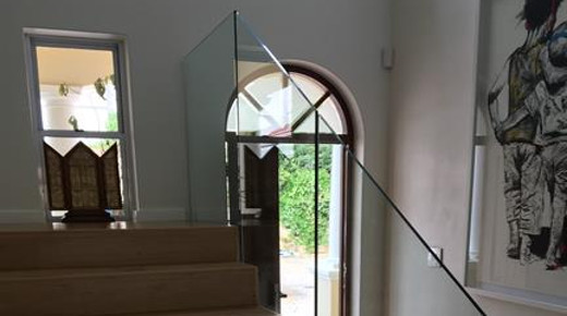 Stair glass balustrade by Bella Glass